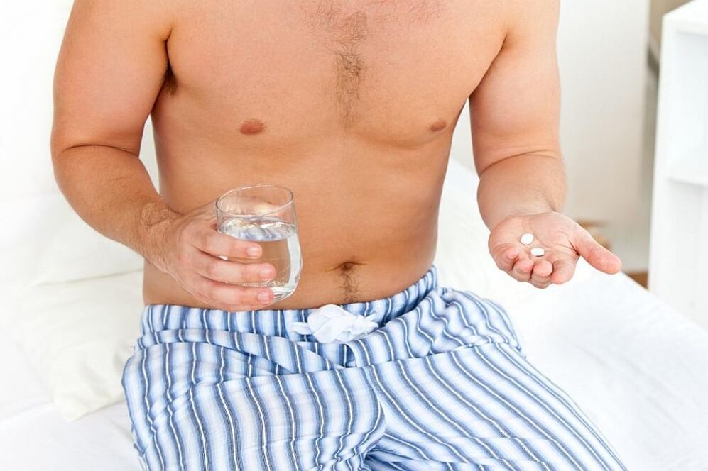 L'uomo prende compresse per la prostatite