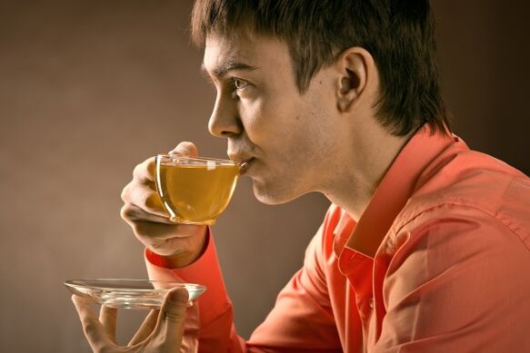 Un uomo beve una tisana per curare la prostatite